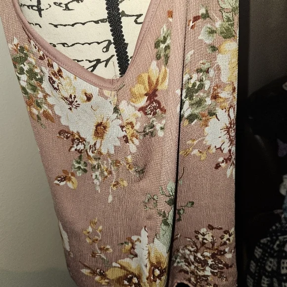 I Joah Womans Floral Top - Picture 4 of 8